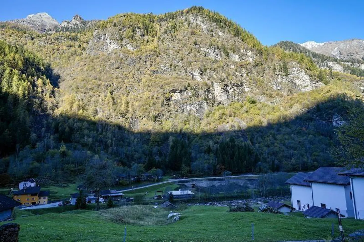 Chalet 5 1/2 locali con grande terreno in una posizione molto tranquilla e soleggiata - Foto 33 di 40