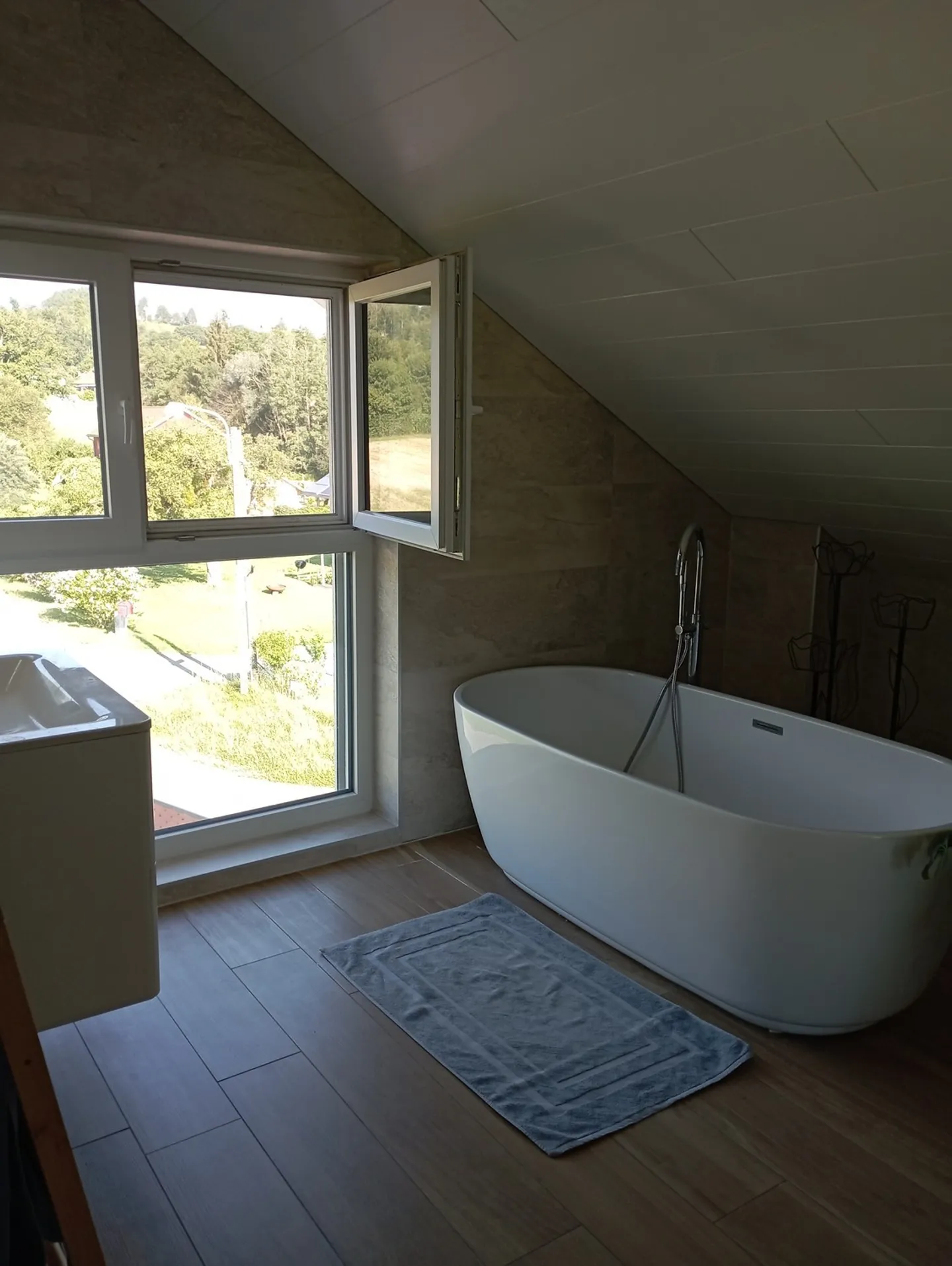 Camera con bagno privato in villa - Foto 1 di 5