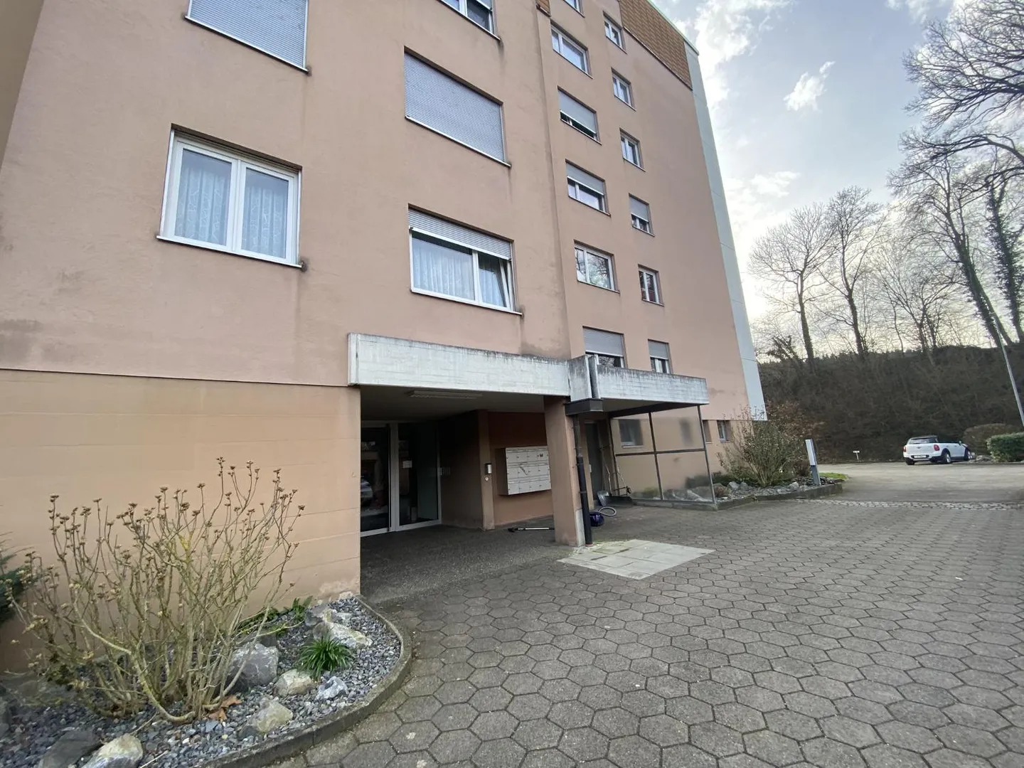 Appartement Charmant avec Terrasse - Photo 2 sur 13