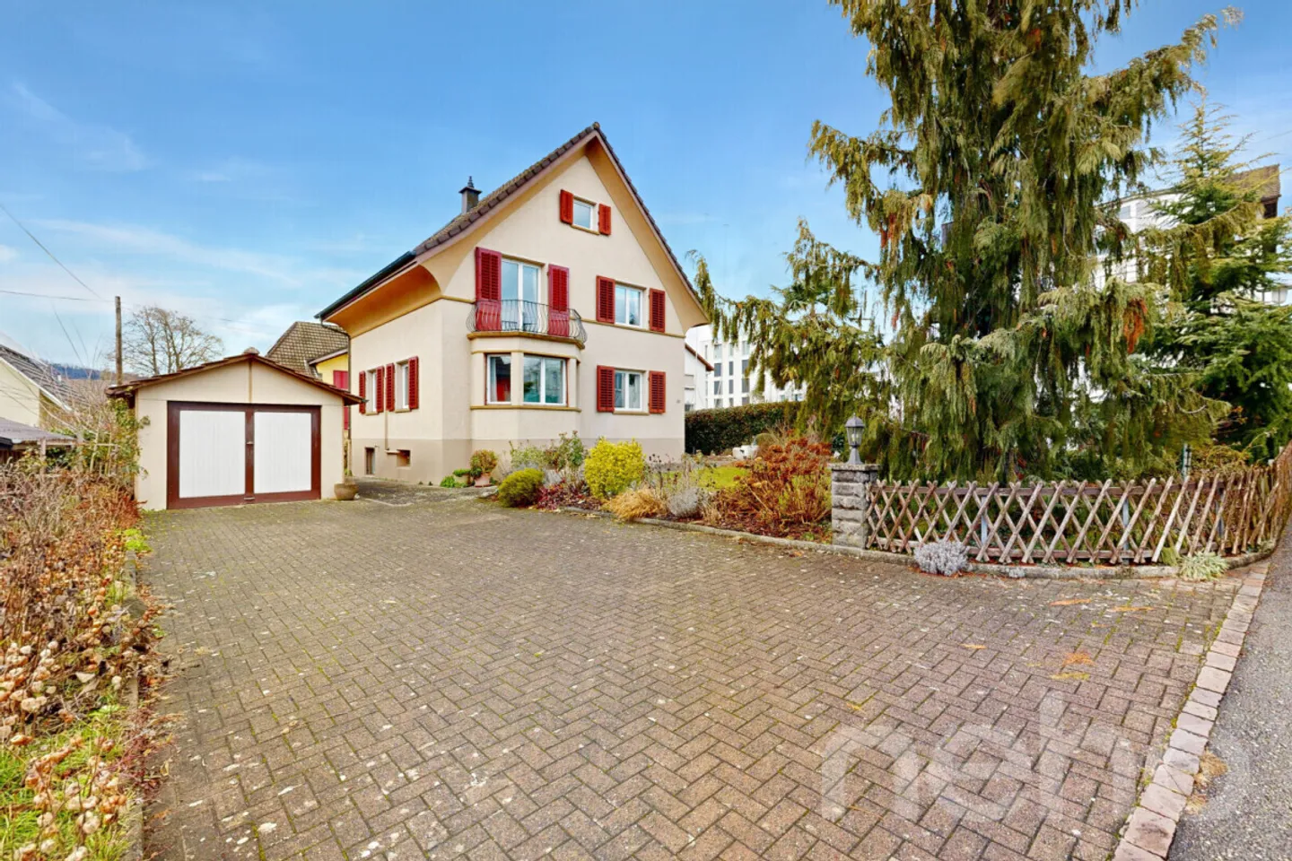 4-room house with development potential in a quiet yet central location - Photo 1 of 11