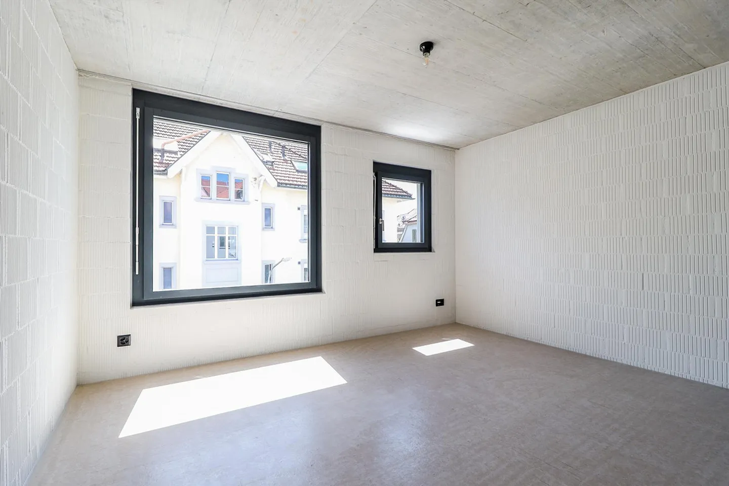 Urban Lifestyle in a Charming Residential Area! - Photo 4 of 5