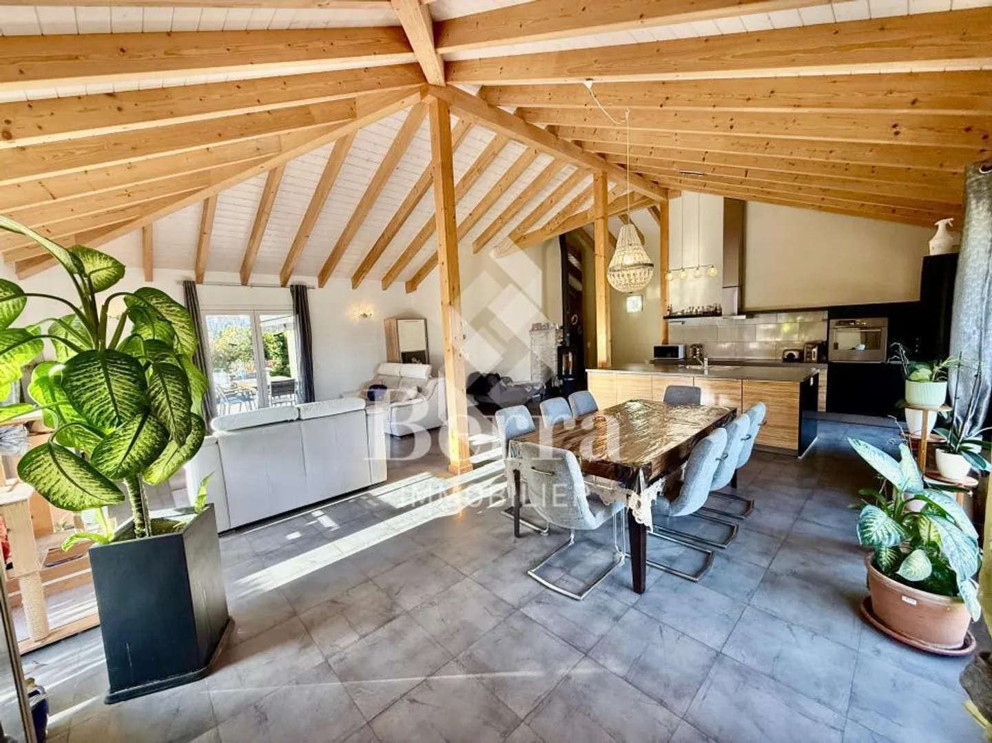 Charming and Warm Single-Storey Villa - Photo 3 of 13