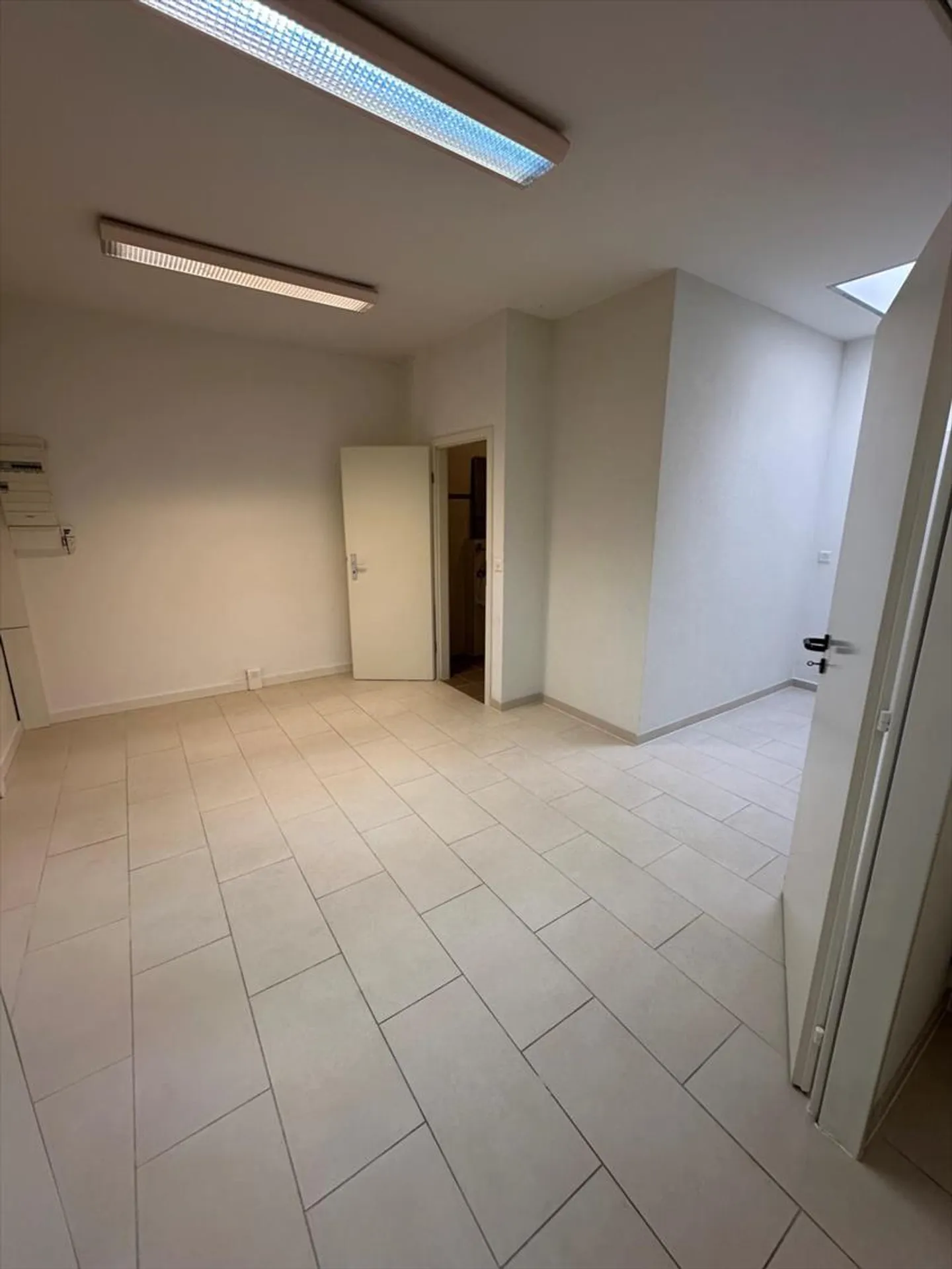 Spazio commerciale di 3 stanze - Foto 3 di 6