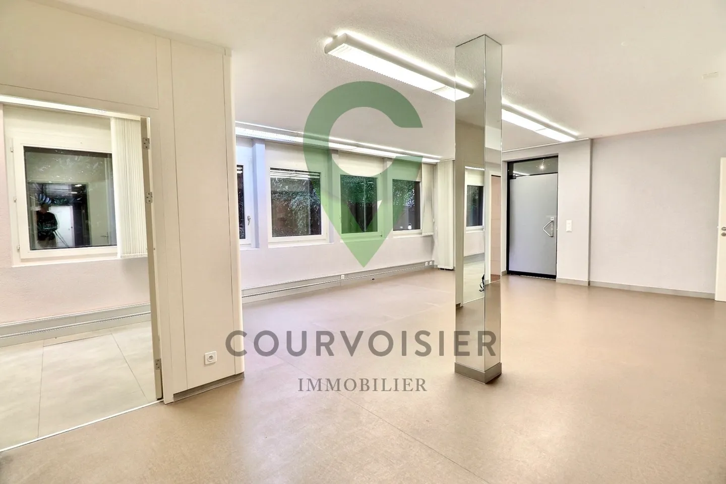 Locaux commerciaux modulables avec plusieurs salles et entrée privée - Photo 1 sur 10
