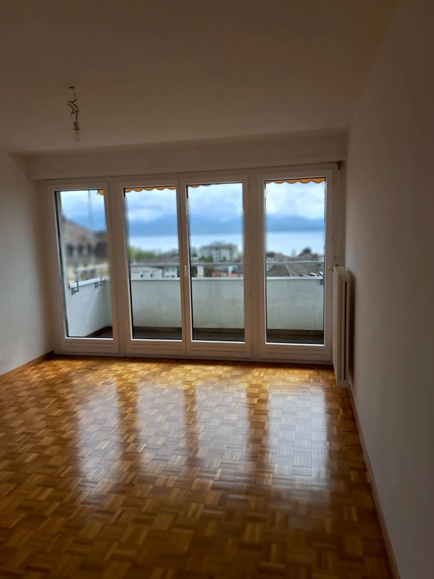 Appartement Charmant avec Vue sur le Lac - Photo 5 sur 11