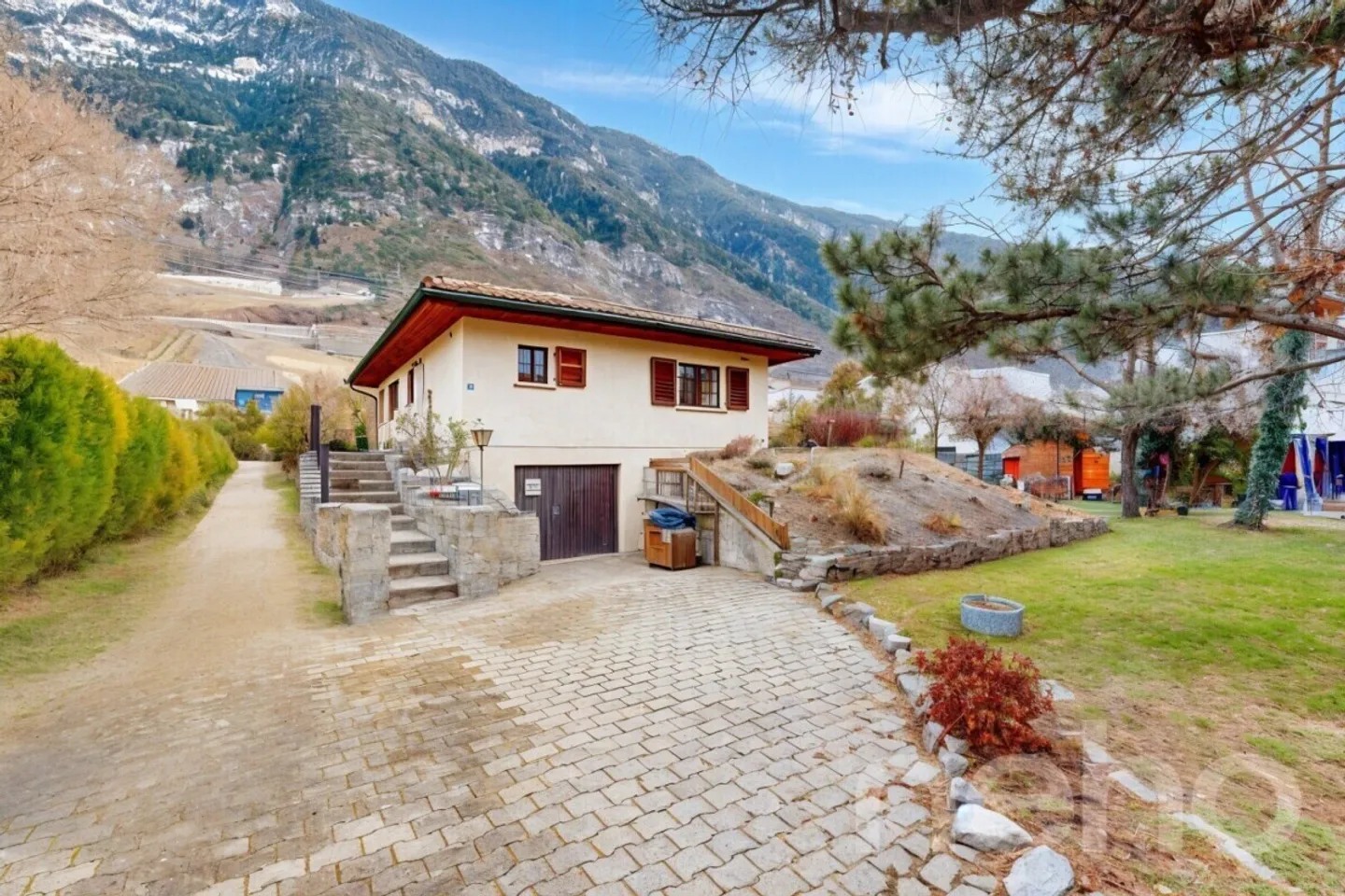 Haus mit großer Garage/Werkstatt und Garten - Foto 3 von 12