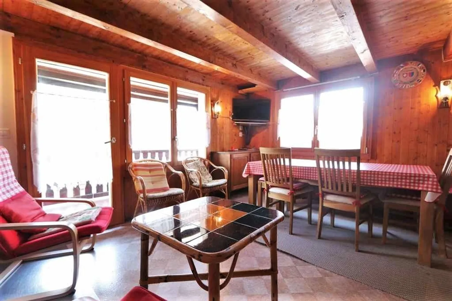 Chalet d'angle de 4 1/2 pièces avec balcon et coin jardin - Photo 3 sur 18