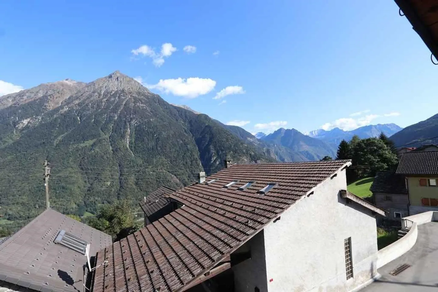 Chalet d'angle de 4 1/2 pièces avec balcon et coin jardin - Photo 15 sur 18