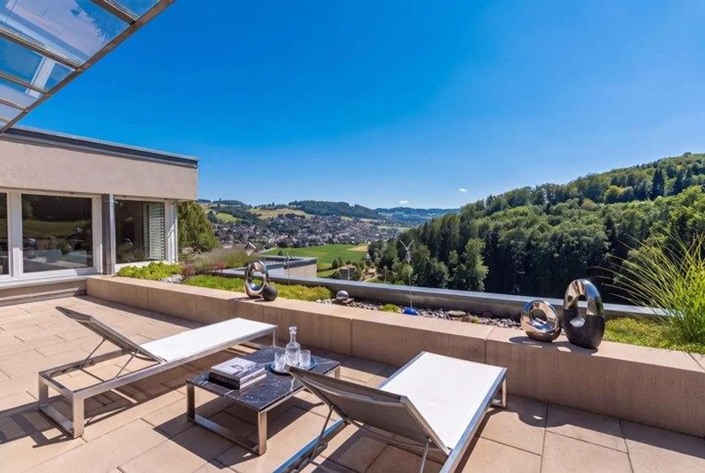 VUE ÉTENDUE ET VUE SUR LE VERT - MAISON EN TERRASSE DE 4,5 PIÈCES À OSTERMUNDIGEN - Photo 1 sur 8