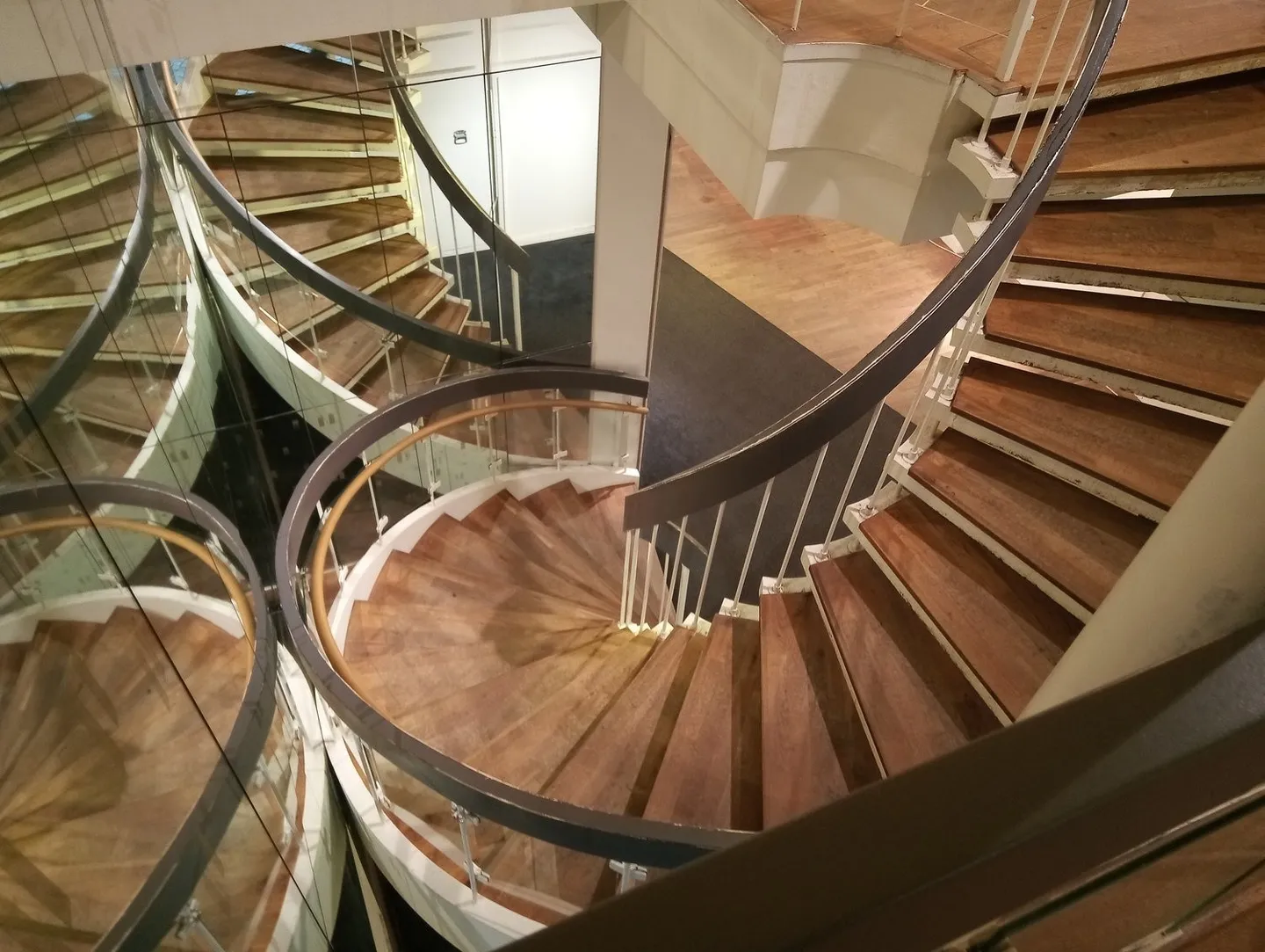 Commercial space of approximately 564 m2 on three levels in Lausanne - Photo 2 of 6