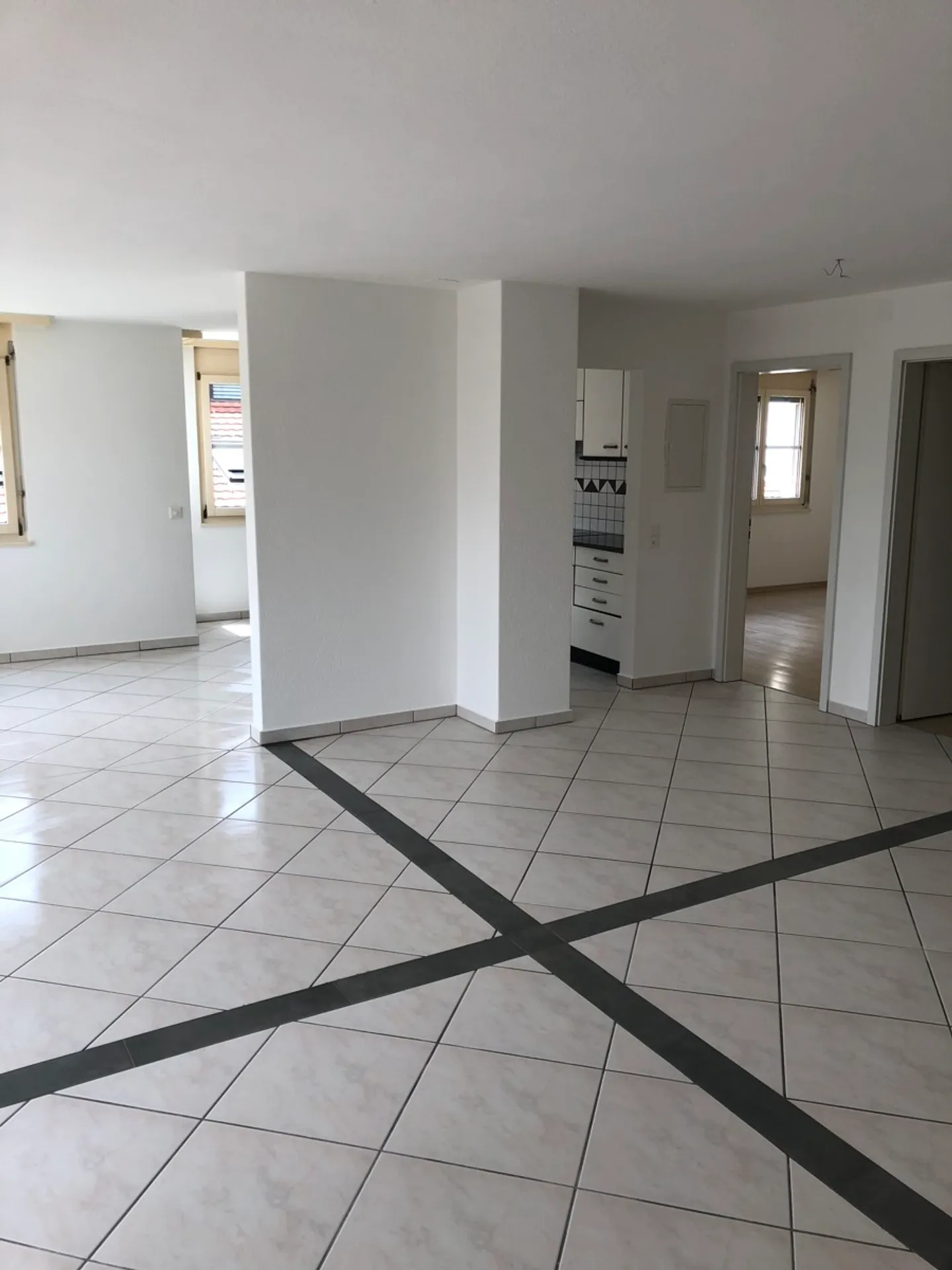 Appartement spacieux de 4,5 pièces avec balcon - Photo 2 sur 9