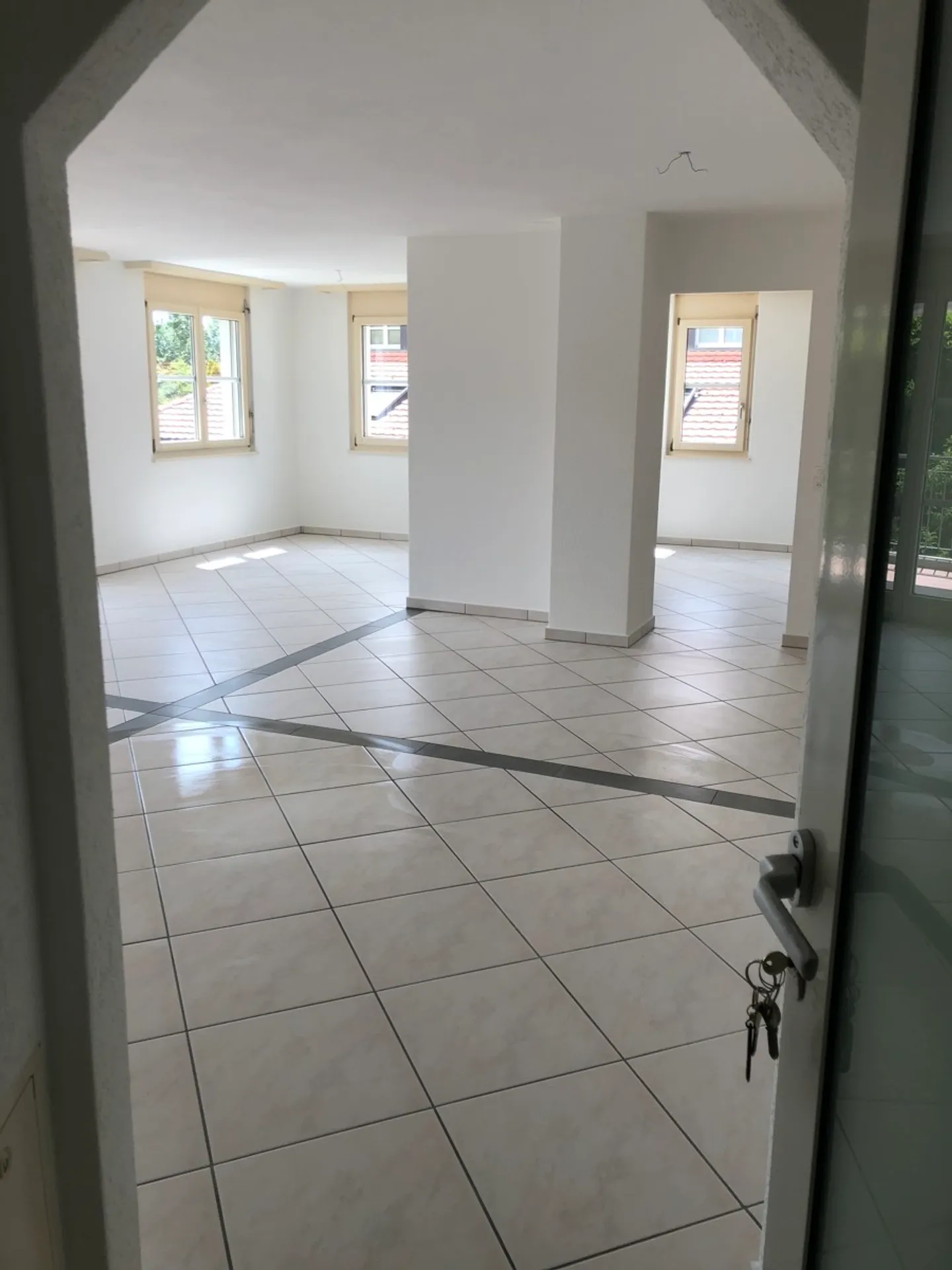 Appartement spacieux de 4,5 pièces avec balcon - Photo 3 sur 9