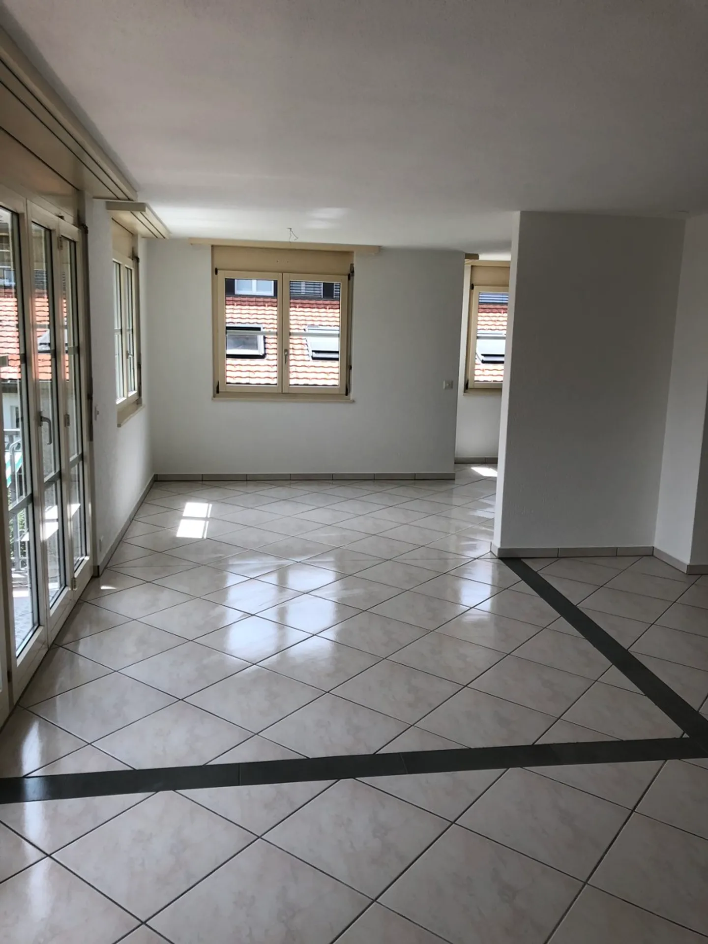 Appartement spacieux de 4,5 pièces avec balcon - Photo 4 sur 9