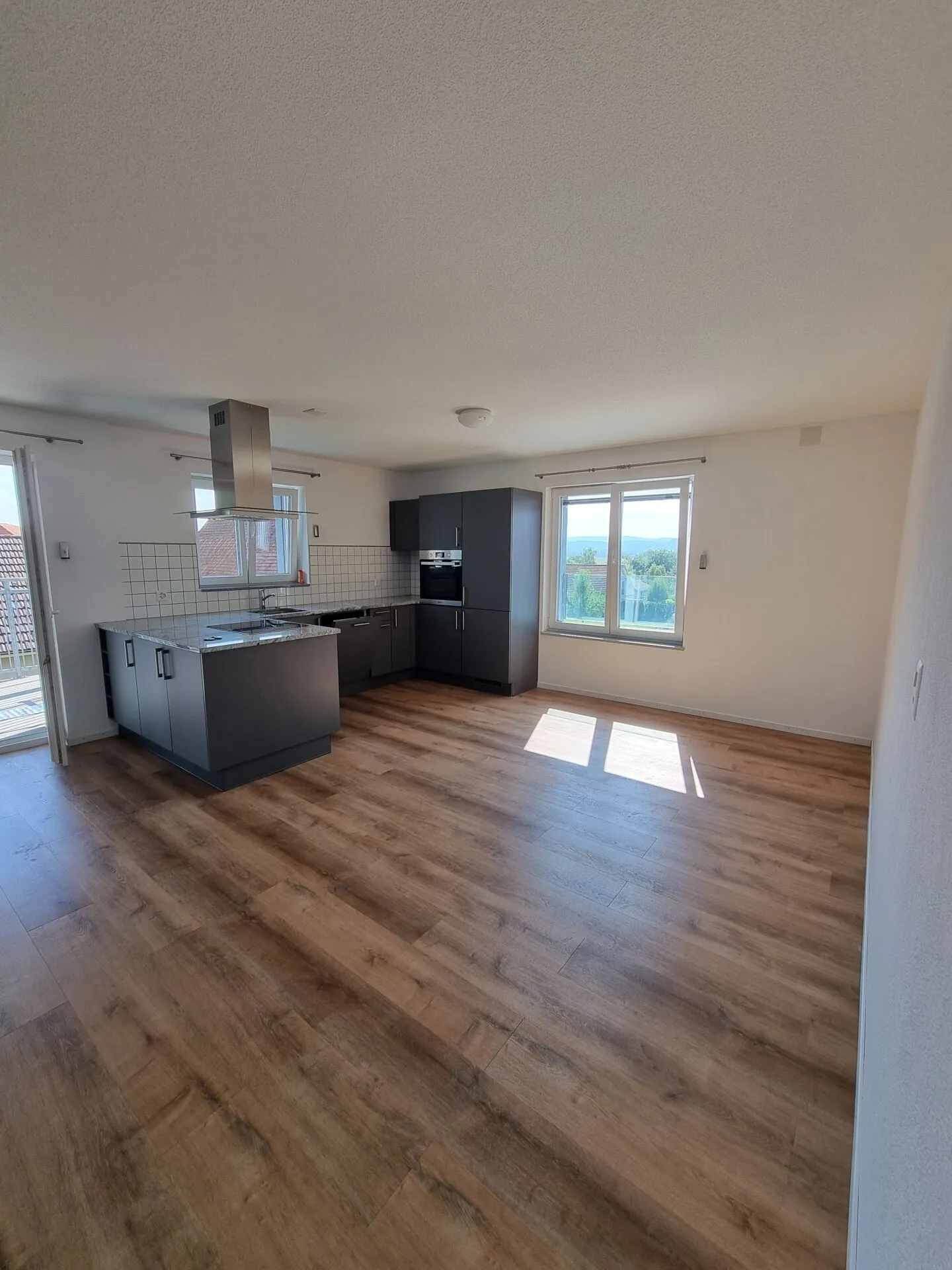 Appartement 5.5 pièces neuf avec balcon à Meinisberg à louer - Photo 2 sur 7