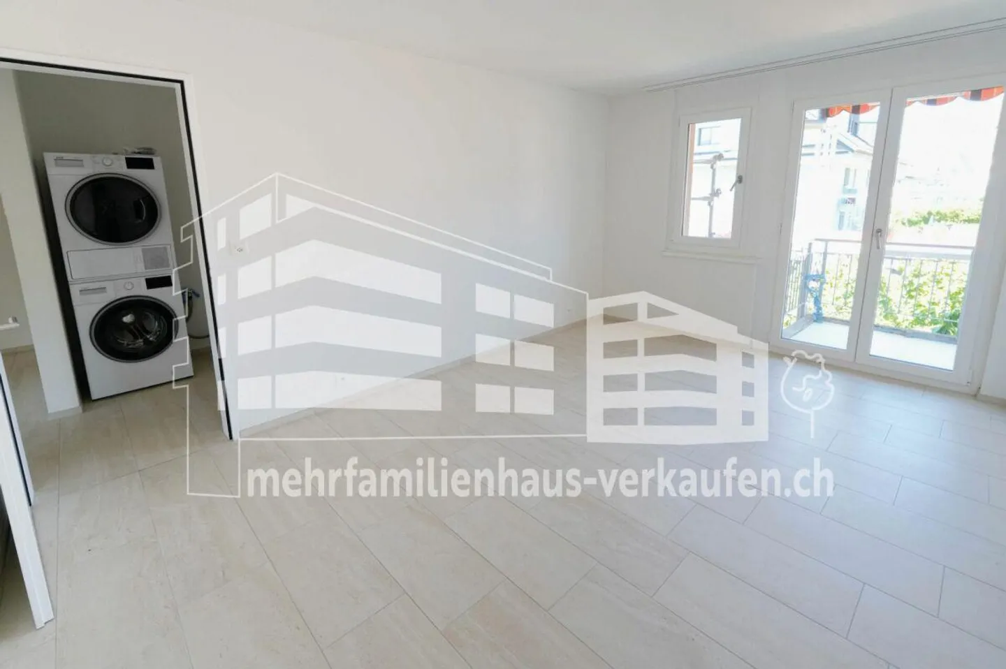Mehrfamilienhaus mit Nebengebäude - Foto 1 von 13