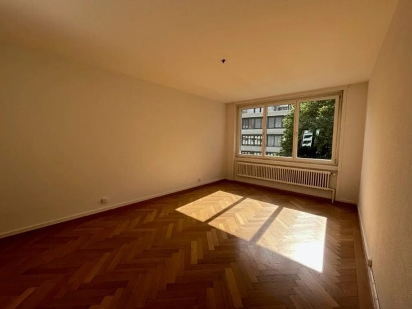 Plenty of Space & Balcony: 2-Room Apartment in Prime Location - Photo 5 of 12