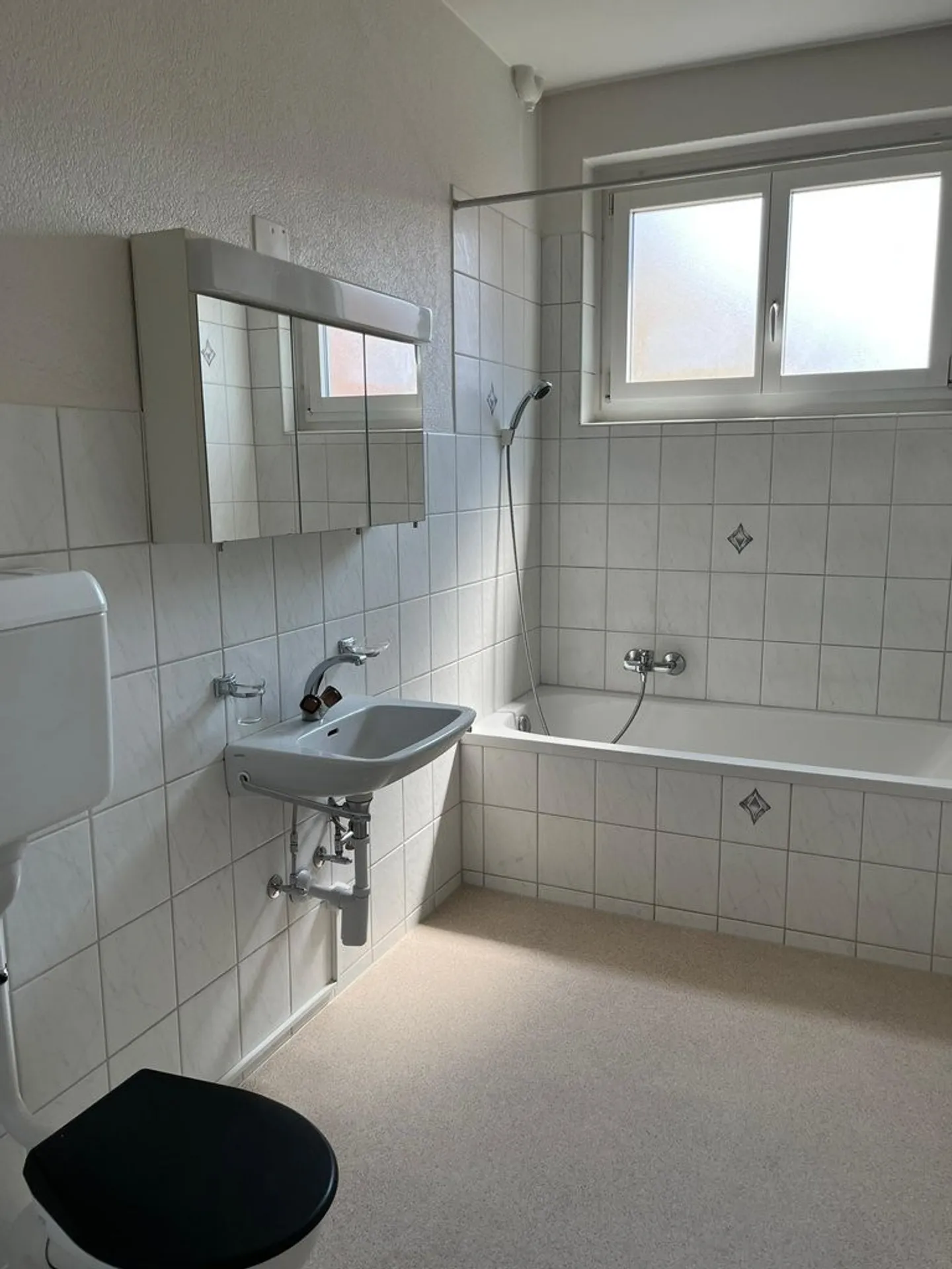 Plenty of Space & Balcony: 2-Room Apartment in Prime Location - Photo 6 of 12