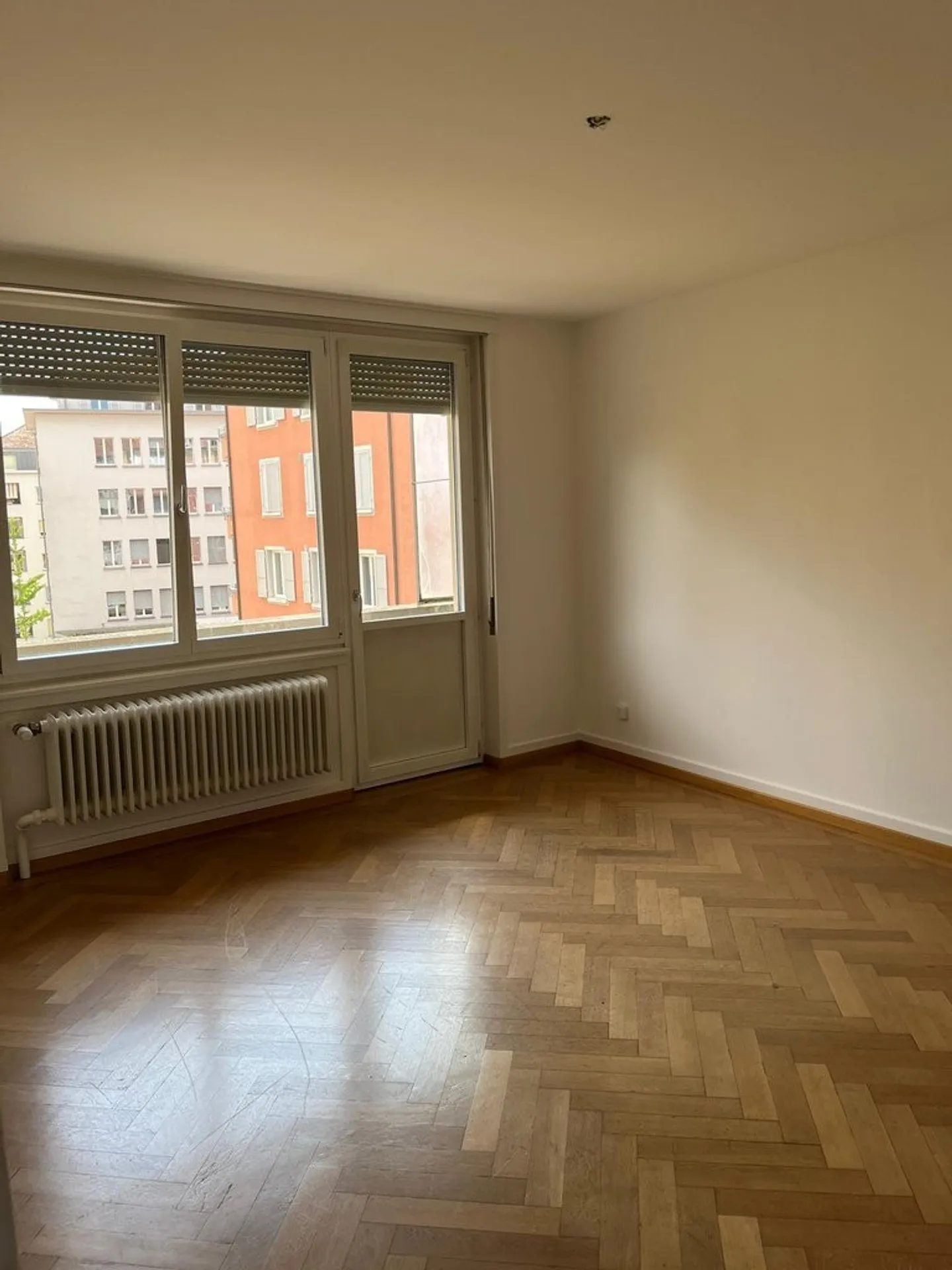 Plenty of Space & Balcony: 2-Room Apartment in Prime Location - Photo 3 of 12