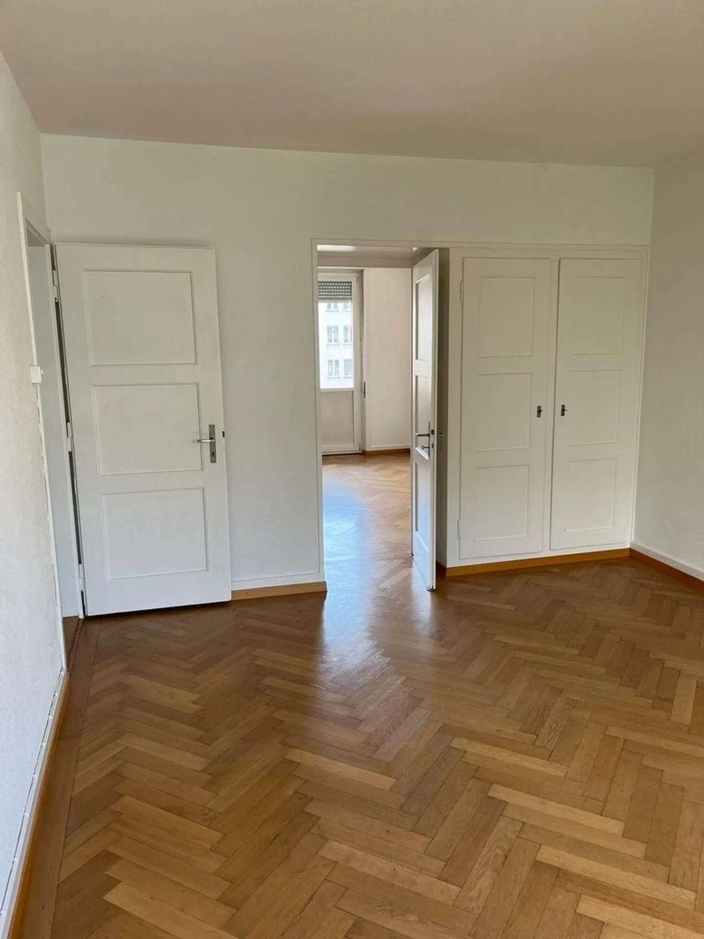 Plenty of Space & Balcony: 2-Room Apartment in Prime Location - Photo 4 of 12