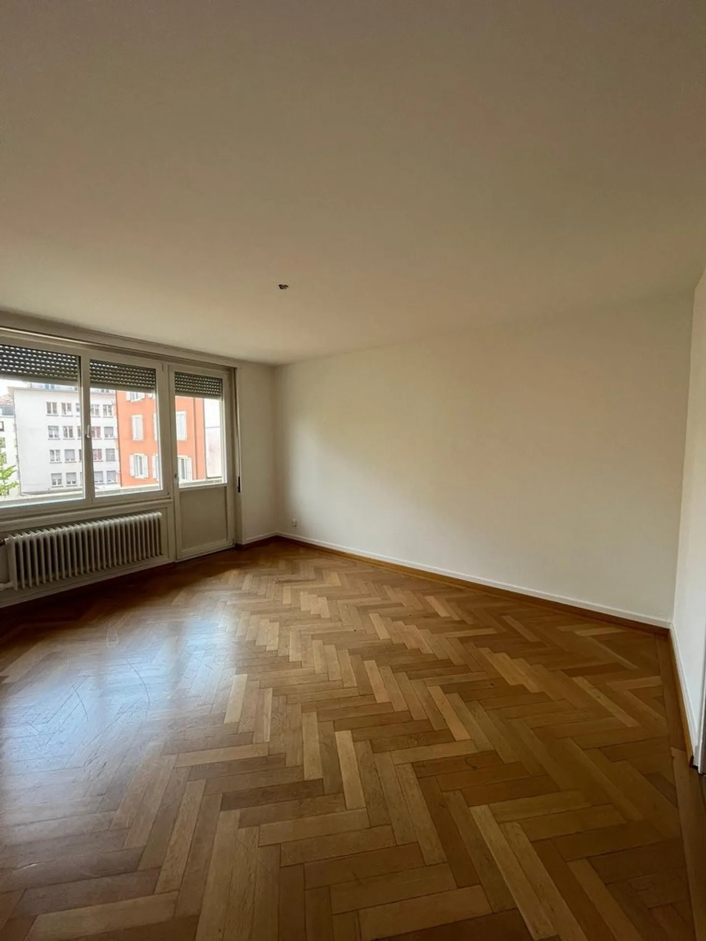 Plenty of Space & Balcony: 2-Room Apartment in Prime Location - Photo 7 of 12