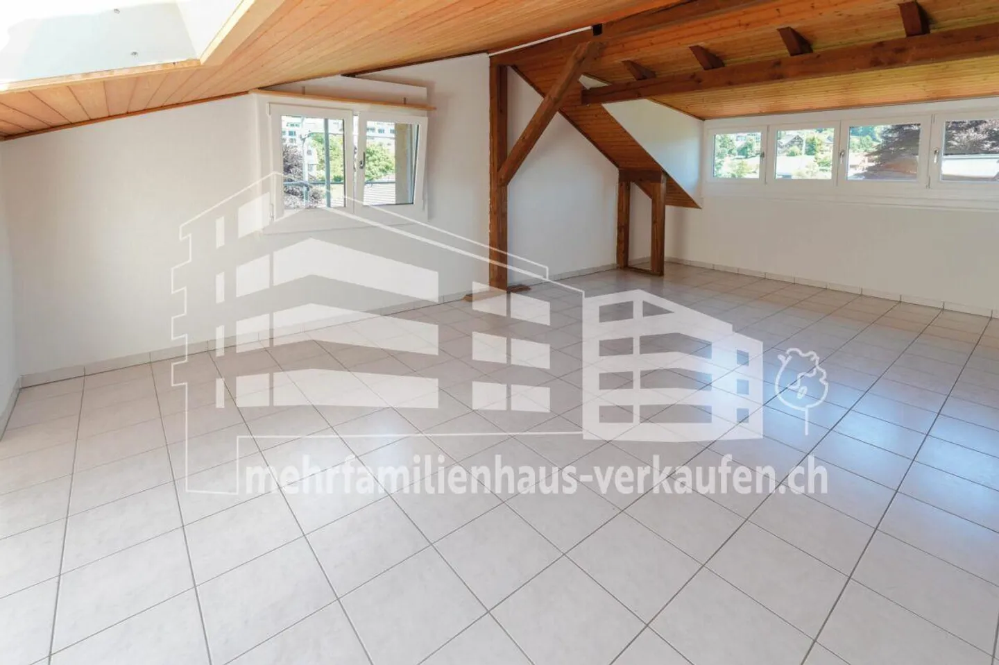 Mehrfamilienhaus mit Nebengebäude - Foto 11 von 13