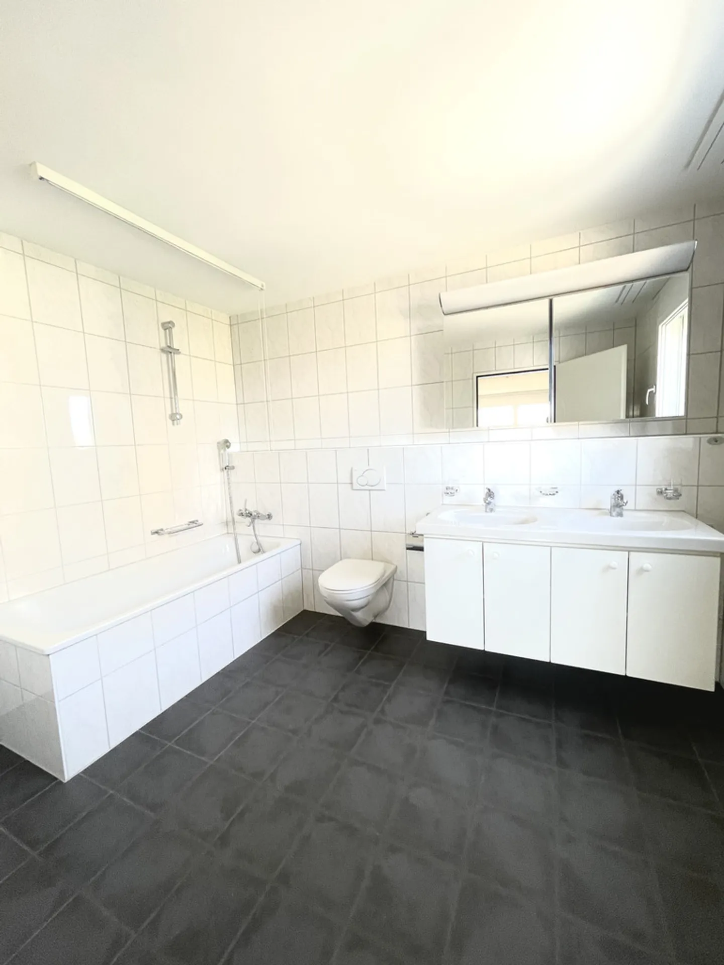 Charming Apartment in Central Location - Photo 4 of 9