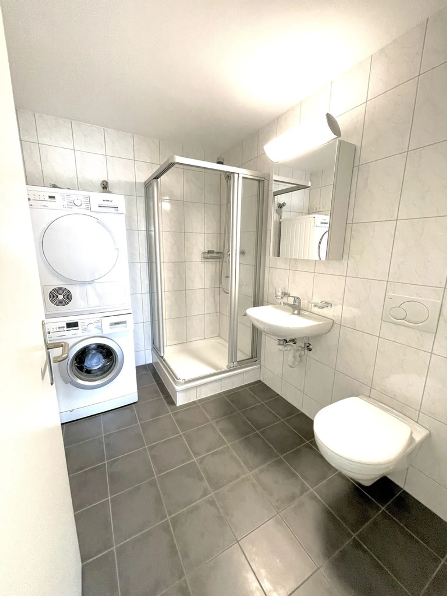 Charming Apartment in Central Location - Photo 5 of 9