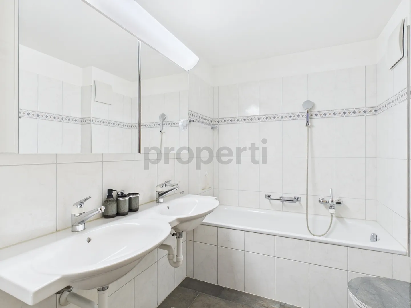 3.5 Room Apartment with Stunning Mountain View in Schluein for Sale - Photo 7 of 13