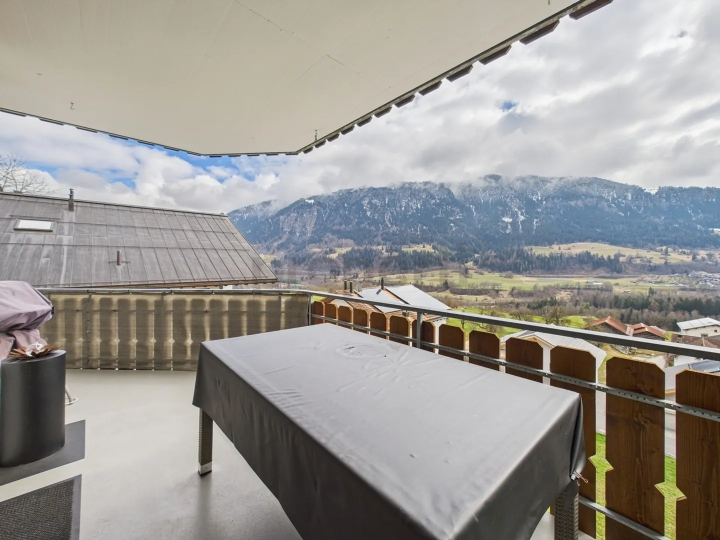 3.5 Room Apartment with Stunning Mountain View in Schluein for Sale - Photo 10 of 13
