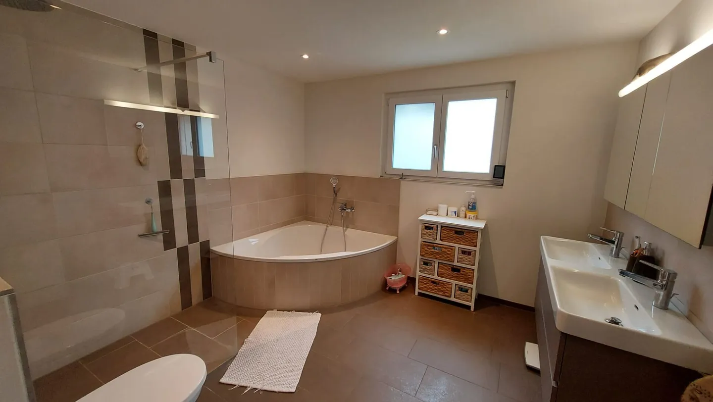 Modernes Doppelhaus in Gelterkinden - Foto 7 von 16