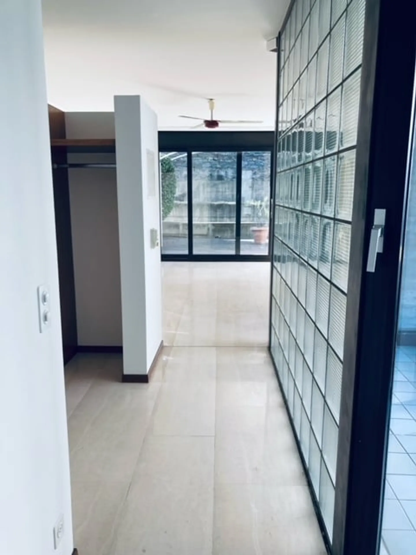 Bellinzona, spacious and central one-room apartment with garden - Photo 4 of 7