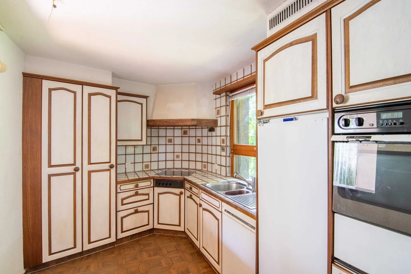 Sanierungsobjekt mit grossem Neu- oder Umbaupotenzial: 5.5-Zimmer  Einfamilienhaus nur 10 Gehminuten vom Bielersee! - Photo 6 sur 11