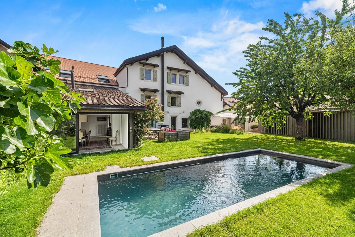 Magnifica fattoria ristrutturata con piscina nel centro di Genolier - Foto 1 di 16