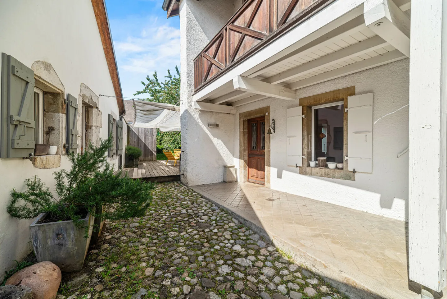 Magnifica fattoria ristrutturata con piscina nel centro di Genolier - Foto 2 di 16