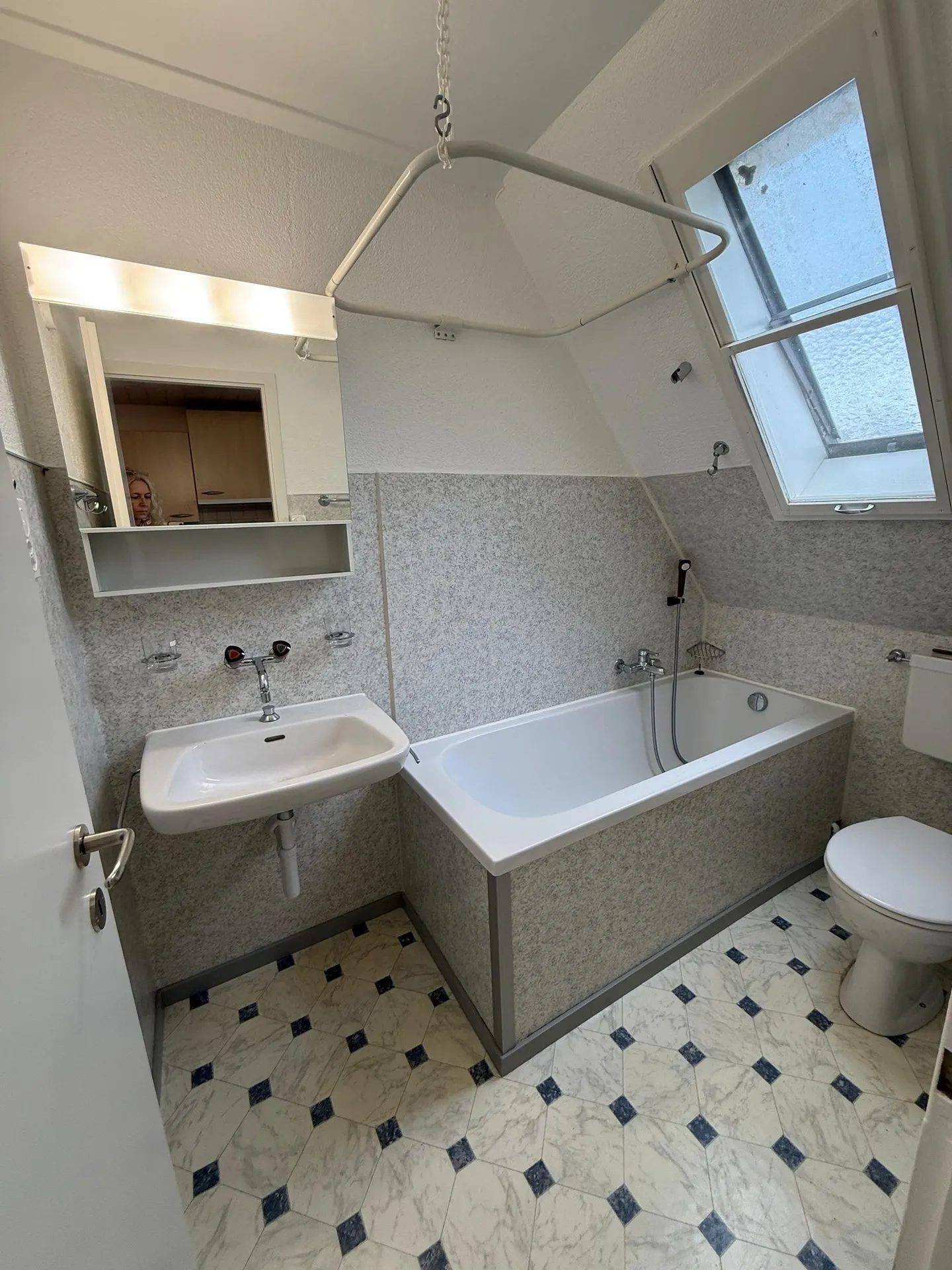 Bright Attic Apartment - Photo 9 of 10