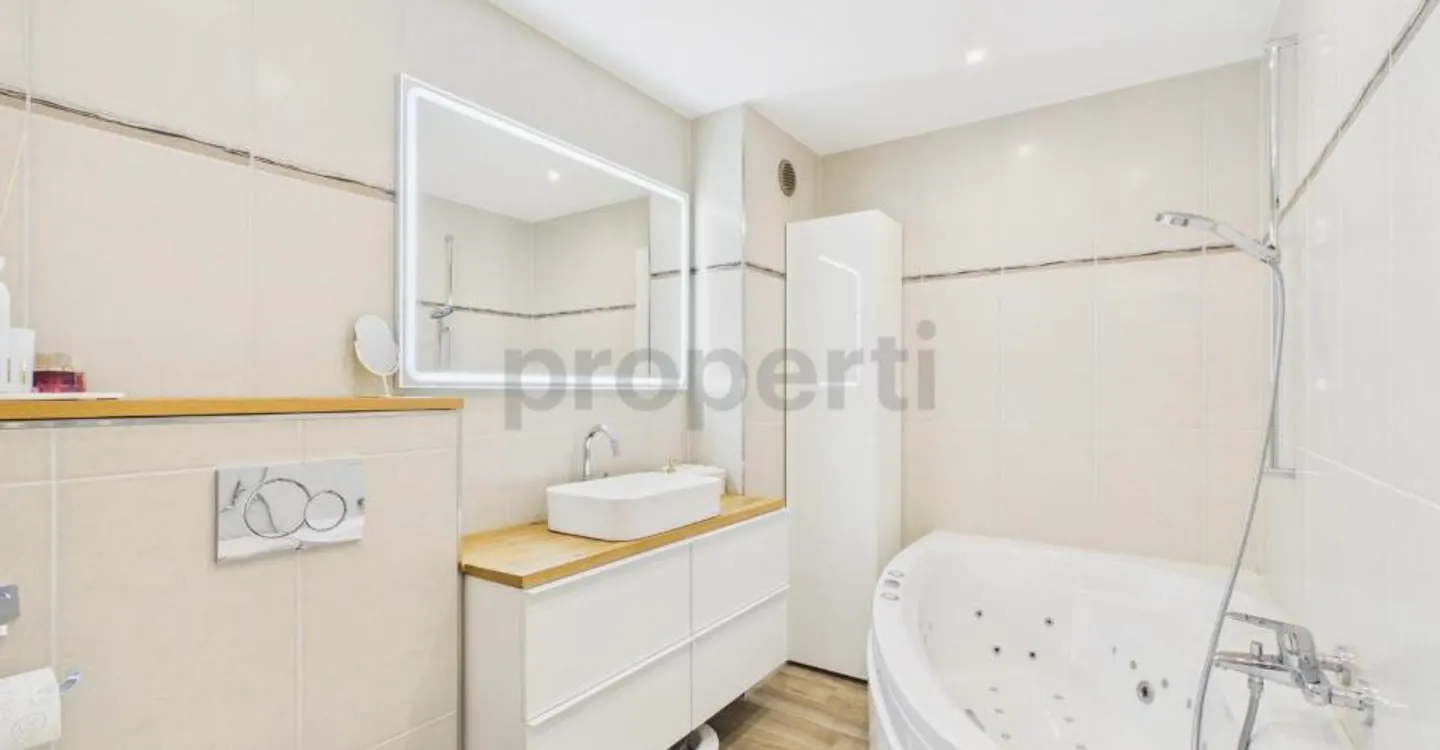 Reserved - Family-friendly home, stylishly renovated - Photo 5 of 12