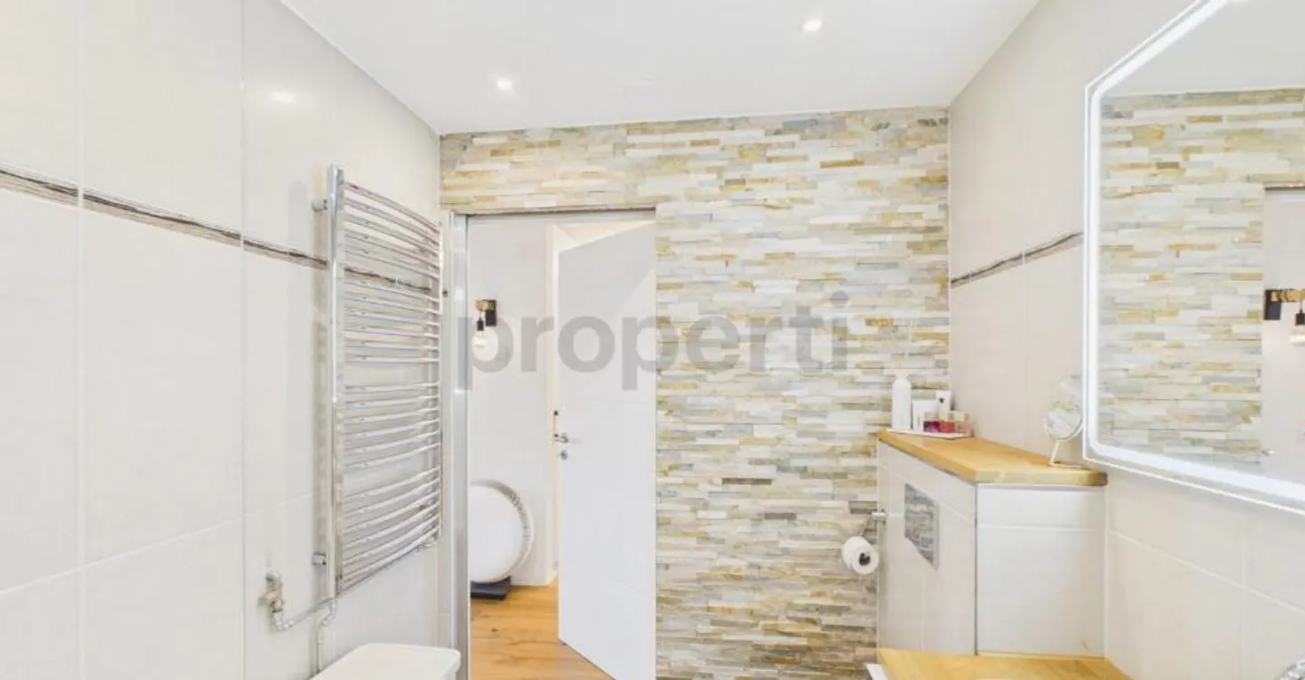 Reserved - Family-friendly home, stylishly renovated - Photo 6 of 12