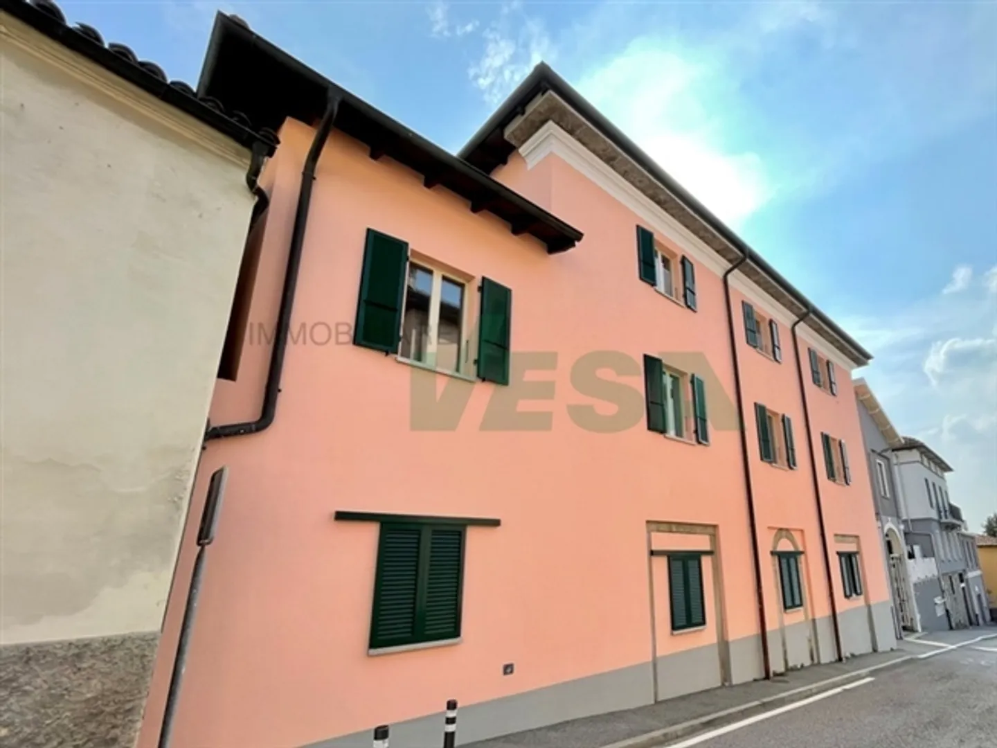 Belle maison nouvellement rénovée avec trois appartements de 4,5 pièces - Photo 1 sur 10