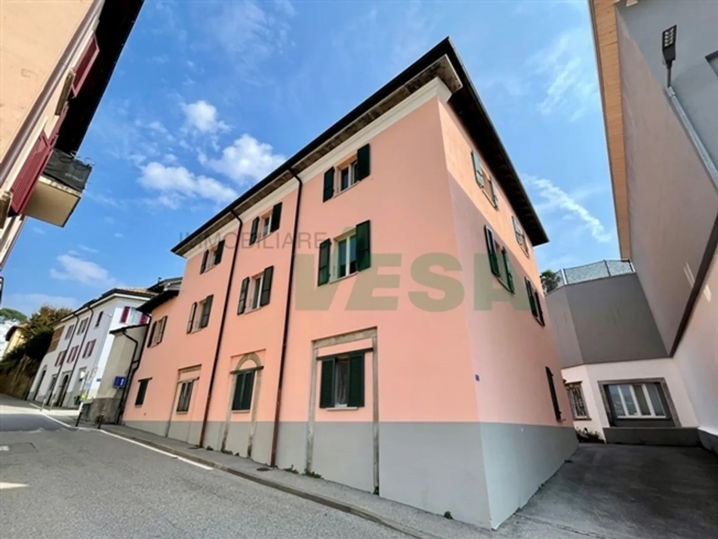 Belle maison nouvellement rénovée avec trois appartements de 4,5 pièces - Photo 2 sur 10