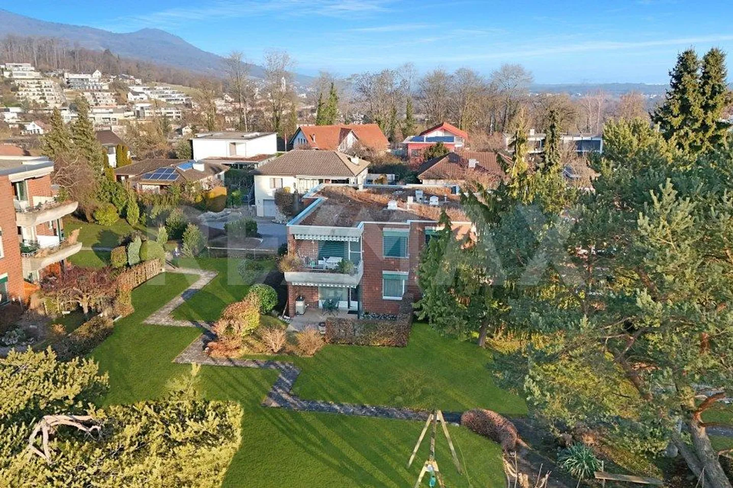 Appartamento giardino 4.5 stanze, 107 m², camino, area di sosta coperta, cantina 20 m², 1 box auto, vicino ai mezzi pubblici - Foto 2 di 13