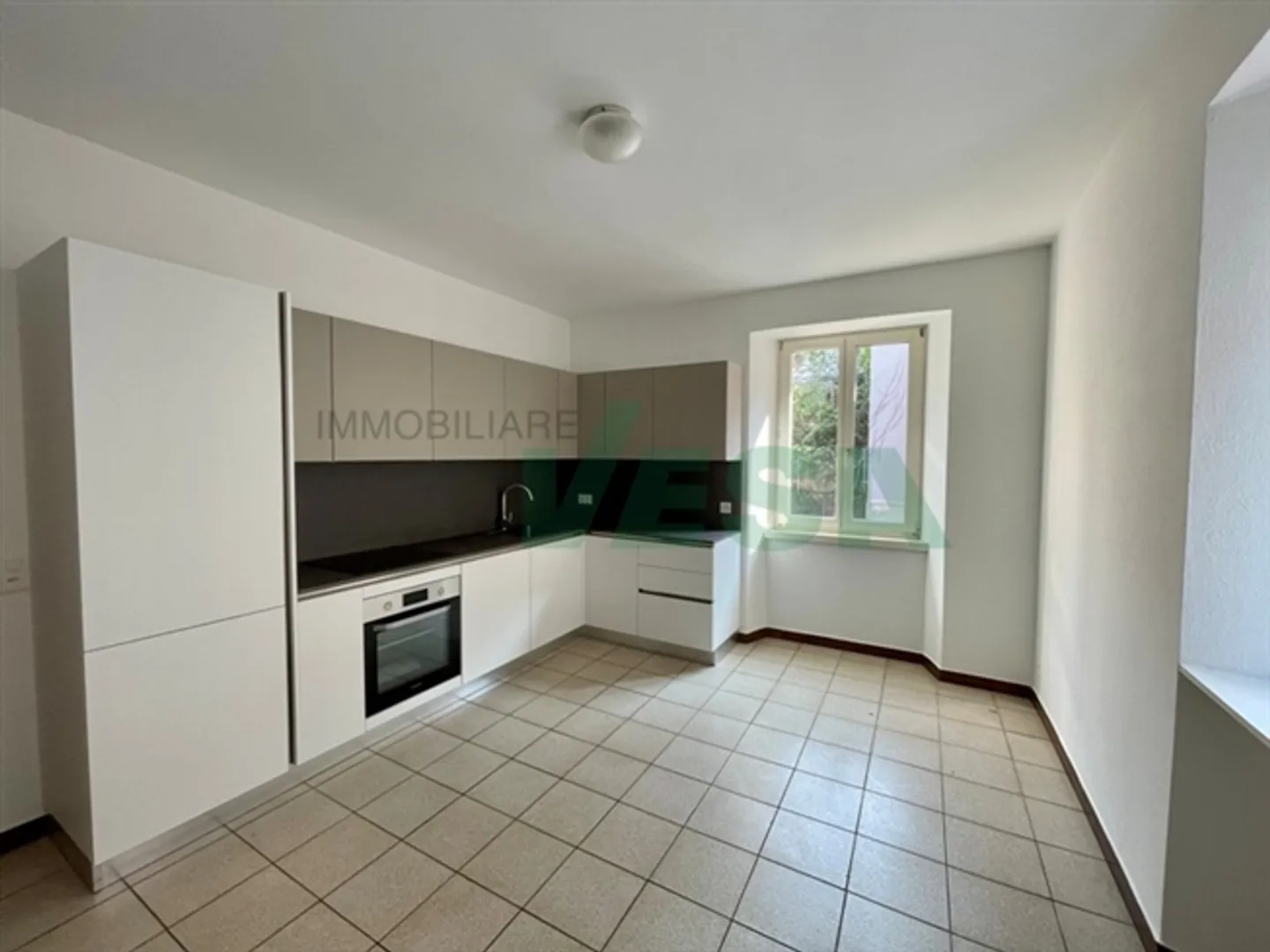 Belle maison nouvellement rénovée avec trois appartements de 4,5 pièces - Photo 3 sur 10