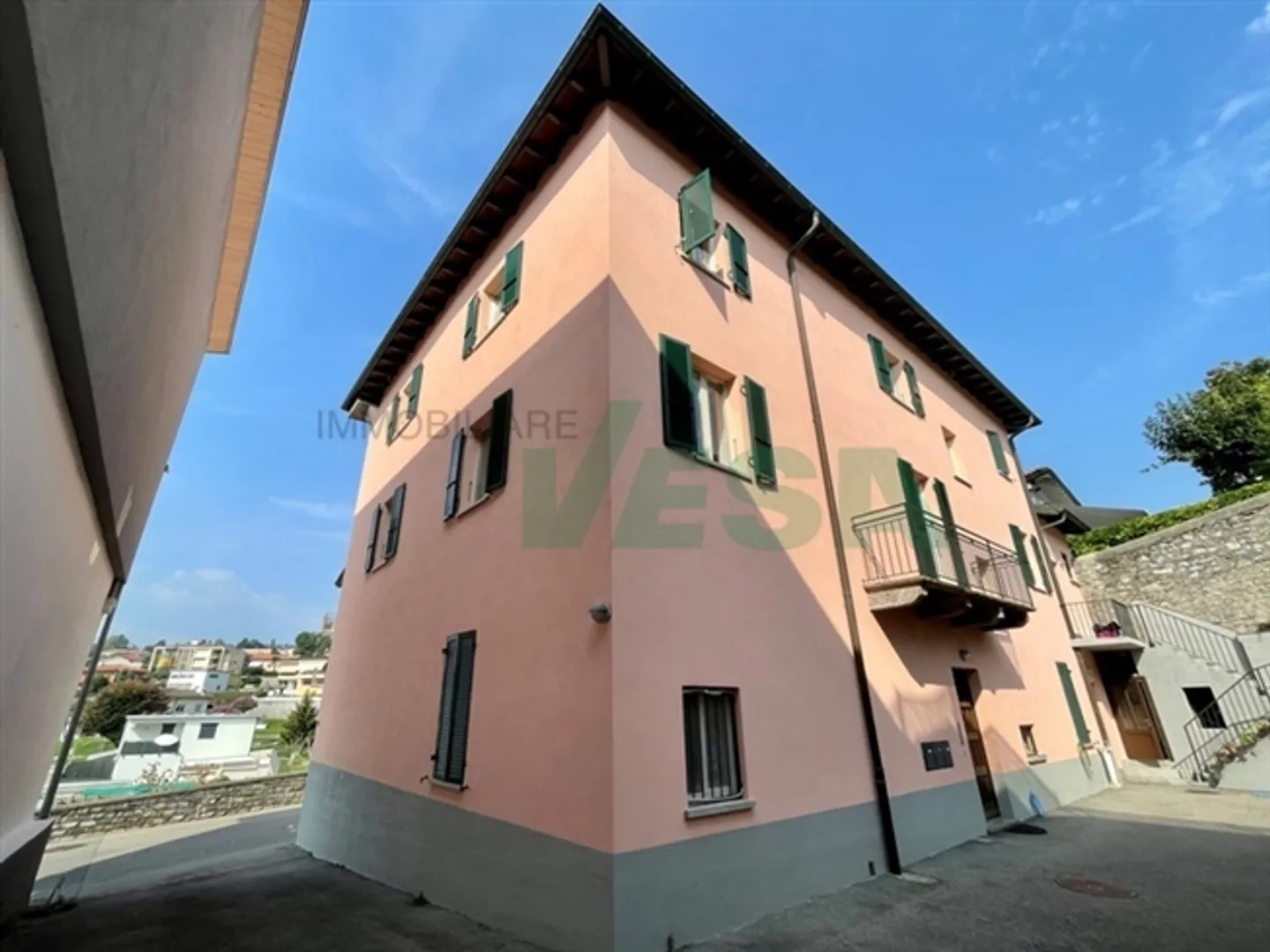 Belle maison nouvellement rénovée avec trois appartements de 4,5 pièces - Photo 4 sur 10