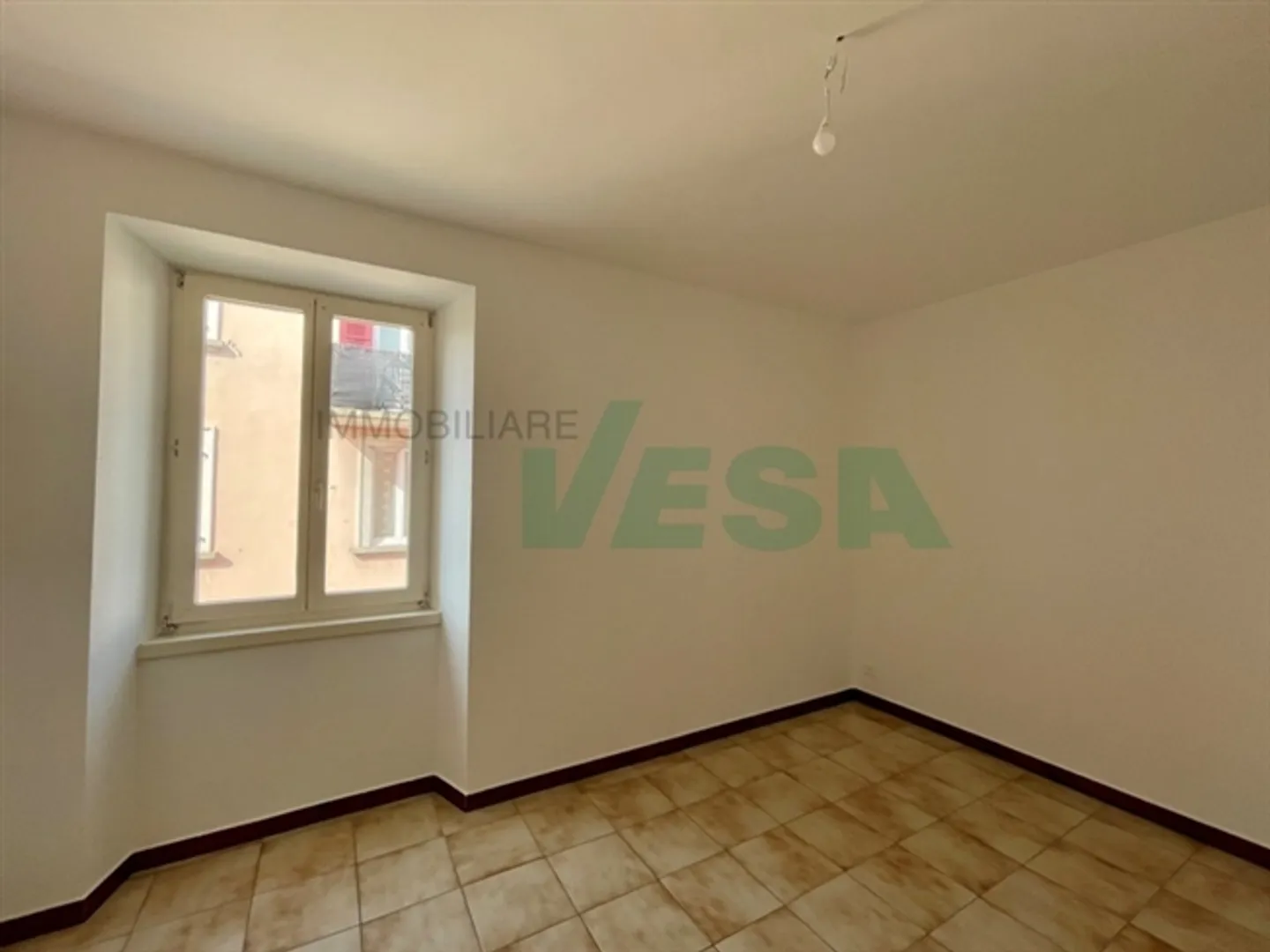 Belle maison nouvellement rénovée avec trois appartements de 4,5 pièces - Photo 9 sur 10