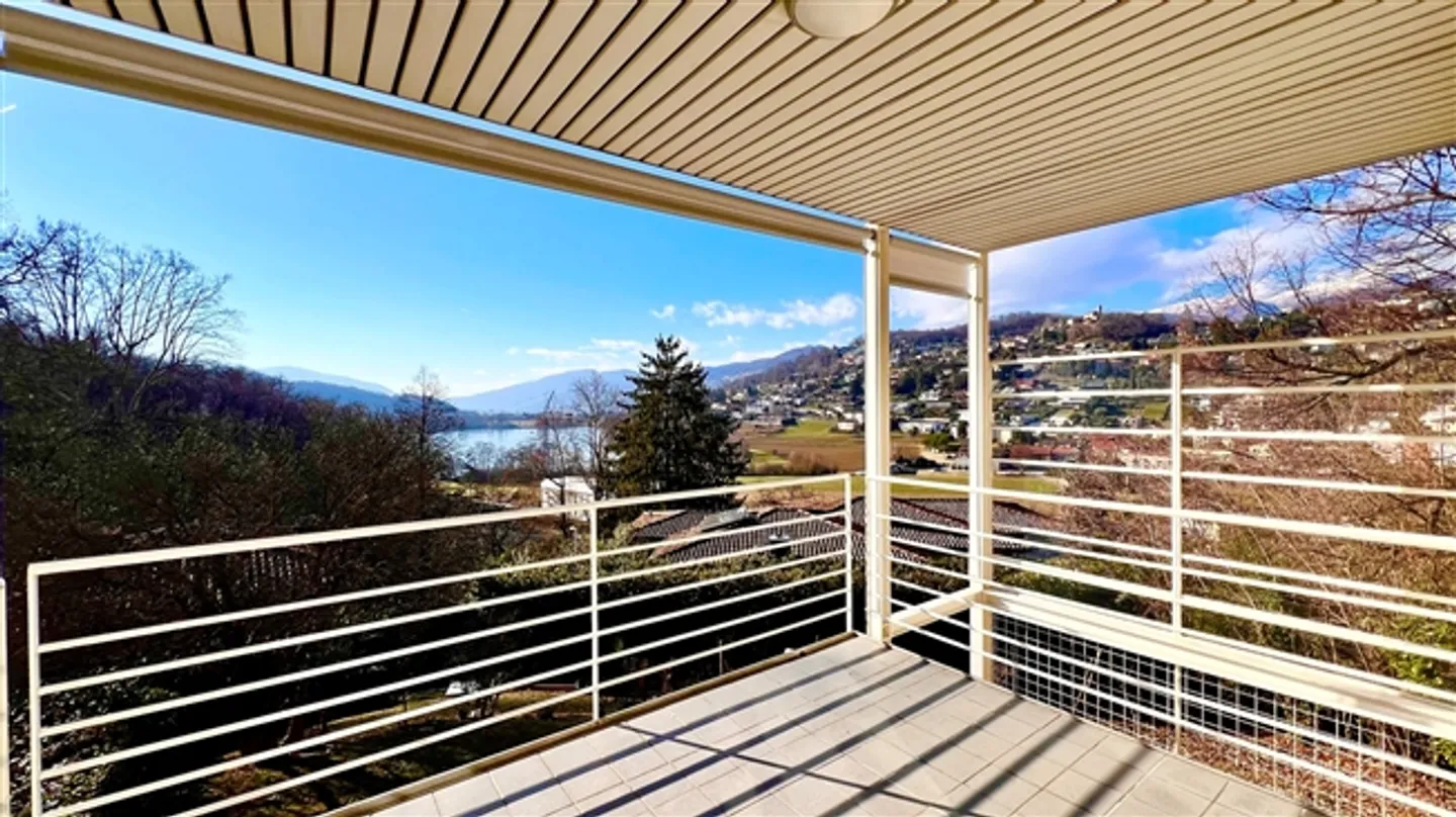 Detached House with Lake View - Shared Outdoor Pool - Photo 2 of 15