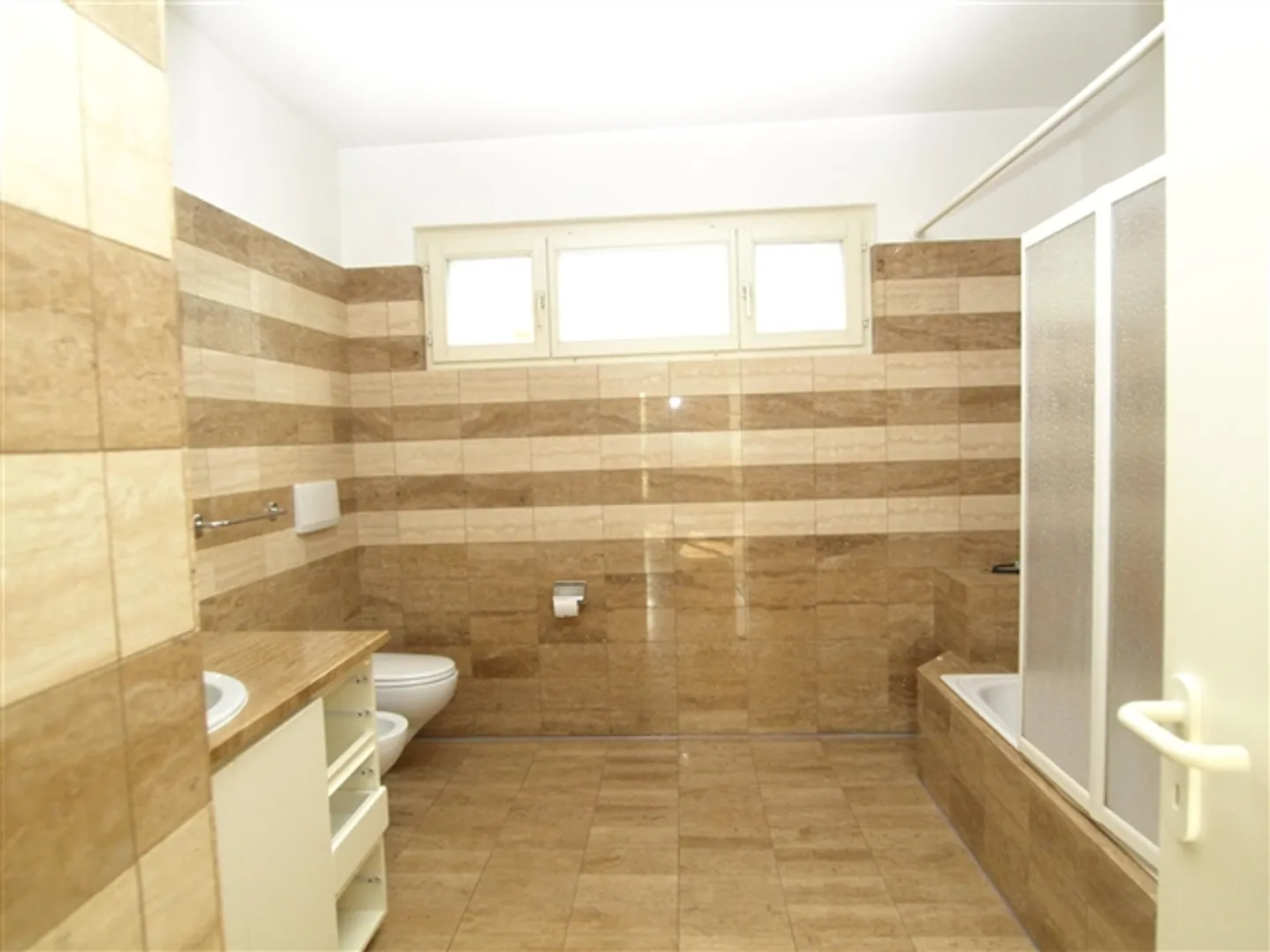 Detached House with Lake View - Shared Outdoor Pool - Photo 12 of 15