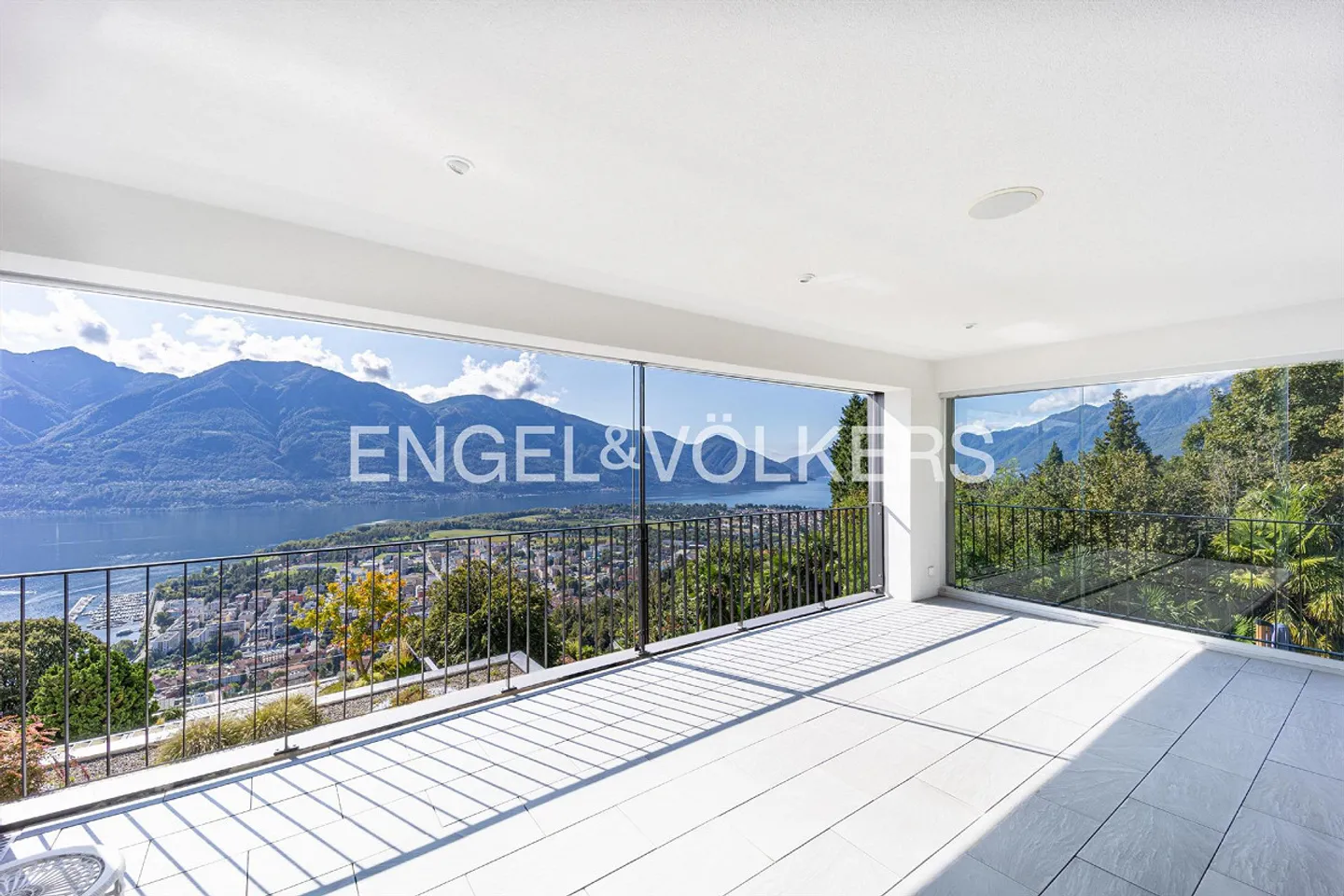 Magnificent 4.5-room apartment with lake view and pool (70) - Photo 1 of 14