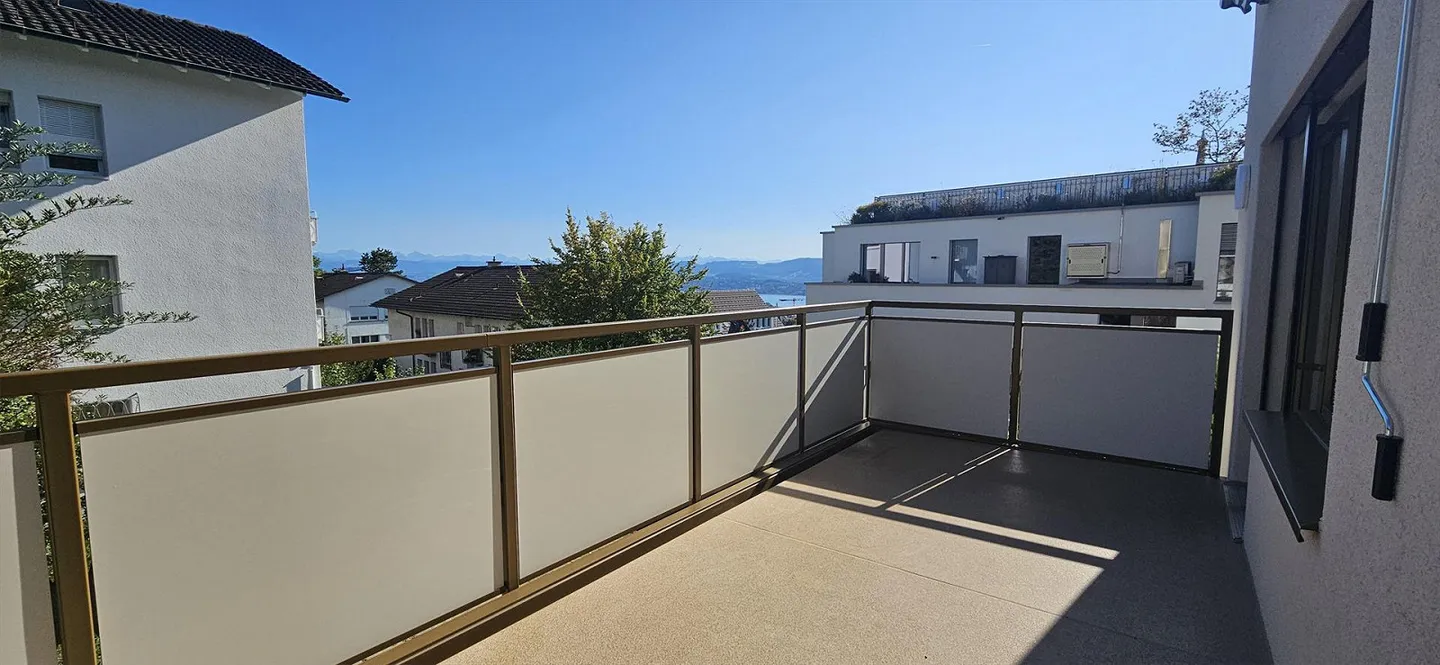Balcon avec vue sur le lac - Appartement 3.5 pièces en emplacement privilégié à Zurich - Photo 2 sur 13