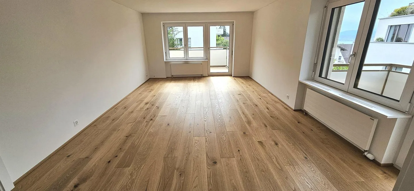 Balcon avec vue sur le lac - Appartement 3.5 pièces en emplacement privilégié à Zurich - Photo 6 sur 13