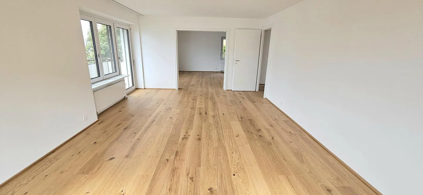 Balcon avec vue sur le lac - Appartement 3.5 pièces en emplacement privilégié à Zurich - Photo 7 sur 13