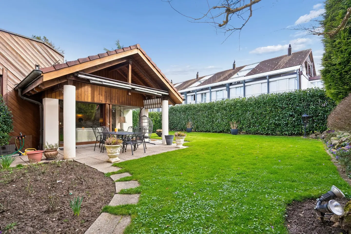 Ampia casa con 7 stanze con potenziale a Rüschlikon ZH - Foto 4 di 50